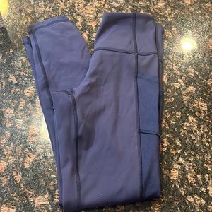 Size 4 never worn. Lululemon mesh side leggings with pockets.